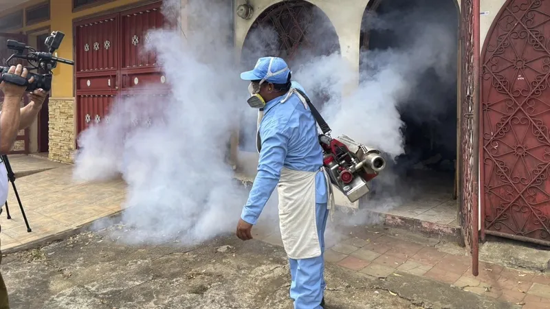 Brigadas de salud refuerzan fumigación y control larvario en Barrio Rigoberto López Pérez de Managua