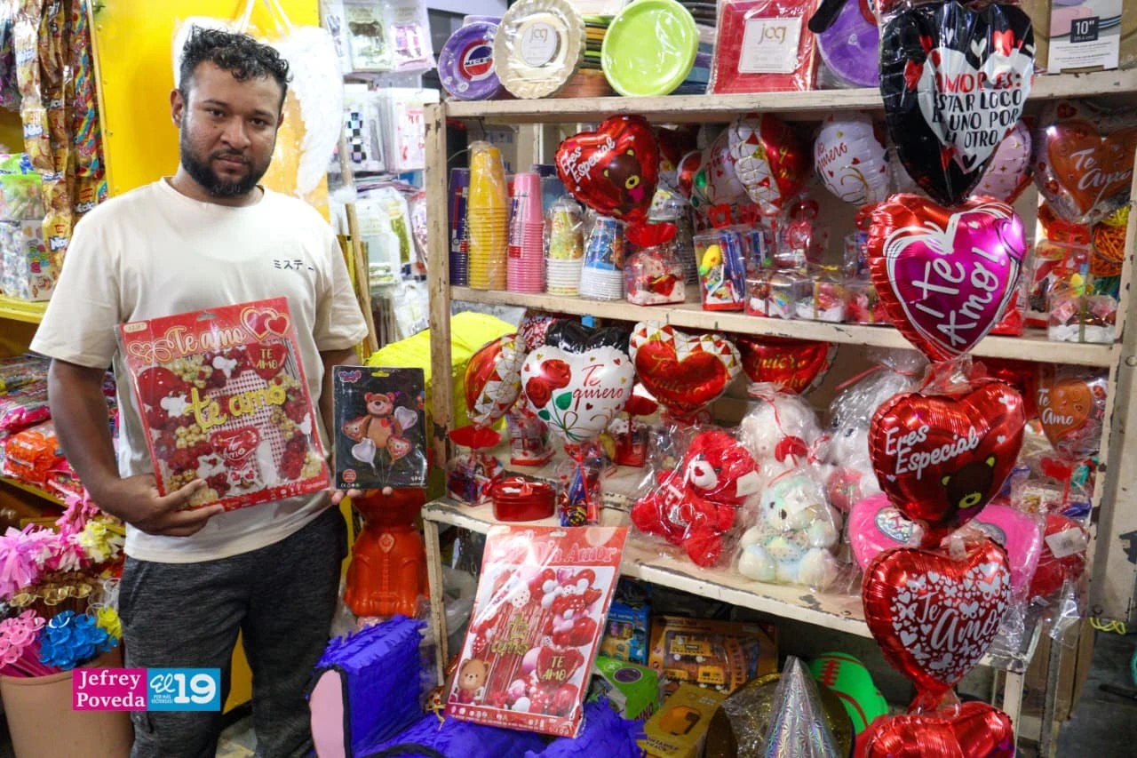 Comerciantes se preparan para el 14 de febrero con sus productos