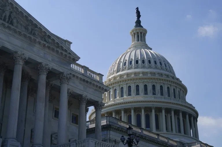 Senado de EE.UU. rechaza limitar poderes de Trump en agresión contra Irán