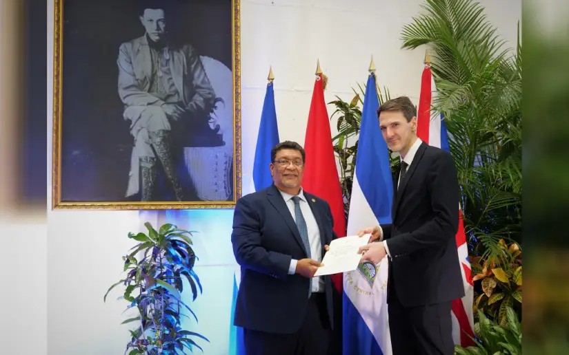 Recibimos copias de estilo de nuevo Embajador de Reino Unido