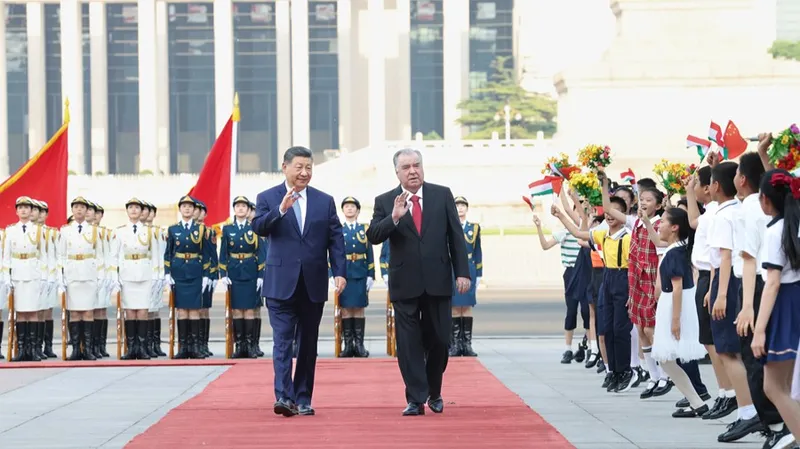 Xi Jinping mantiene conversaciones con Emomali Rahmon en Beijing
