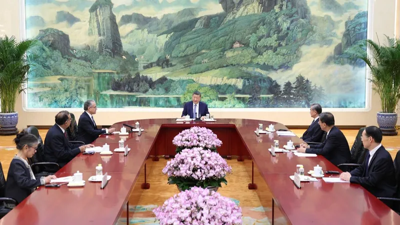 Xi Jinping se reúne con director general de Unesco