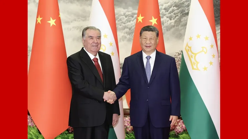 Xi Jinping sostiene conversaciones en Beijing con el presidente tayiko, Emamoli Rahmon