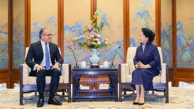 Peng Liyuan se reúne con el director general de la UNESCO en Beijing