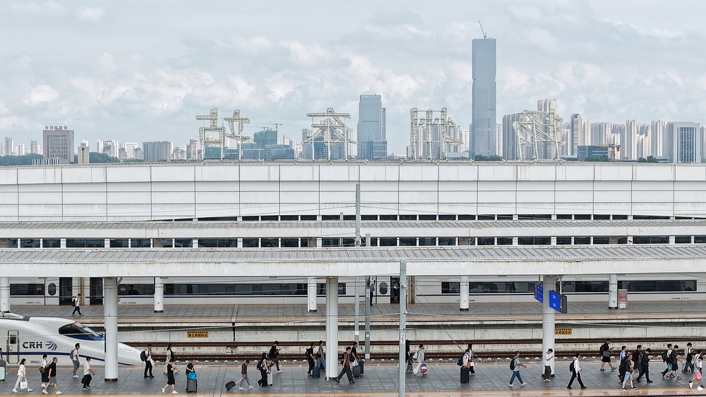 Viajes de pasajeros en ferrocarril de China alcanzan nuevo récord entre enero y agosto