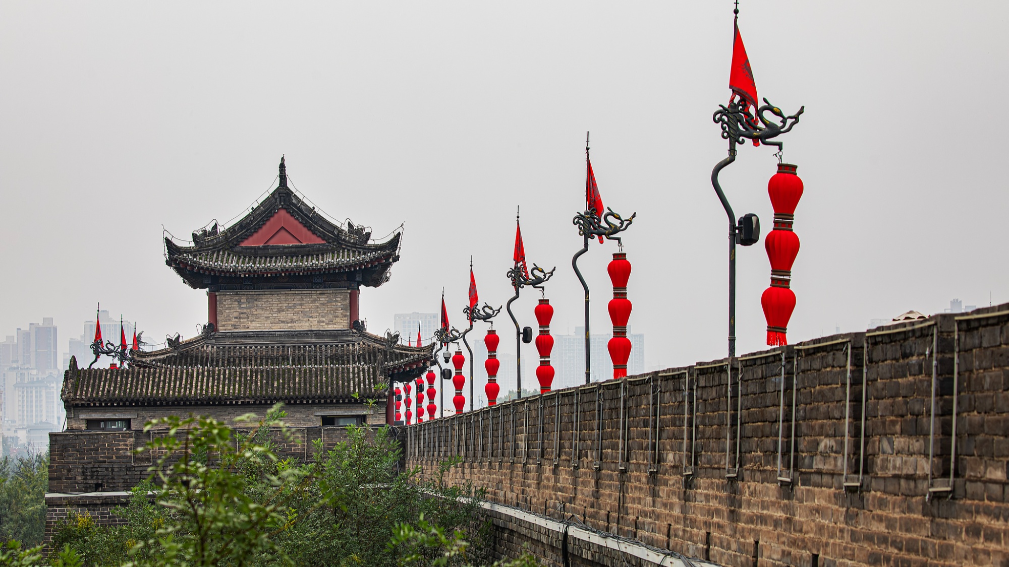 Los turistas disfrutan del encanto de la antigua muralla de Xi'an
