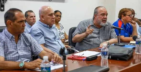 Manuel Marrero Cruz dirige sesión de trabajo por compleja situación electroenergética en La Habana