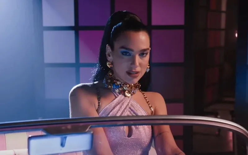 Dua Lipa contra Samsung: demanda a la multinacional por 15 millones de dólares
