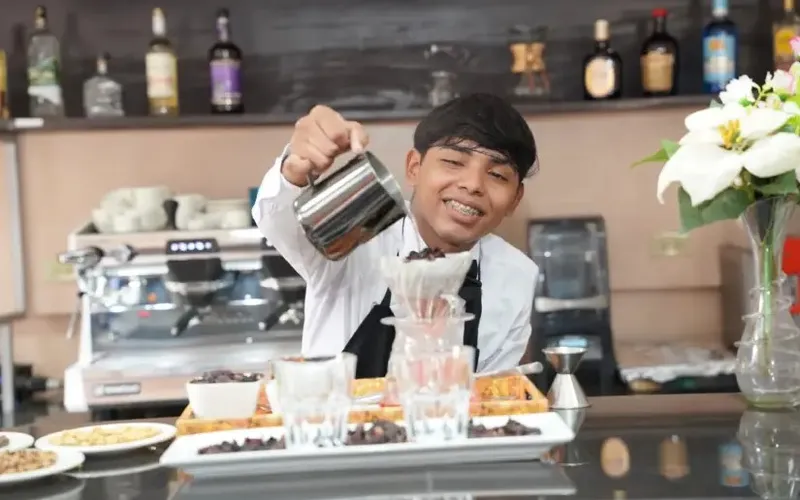Estudiantes destacan con innovadoras técnicas de barismo y cafetería