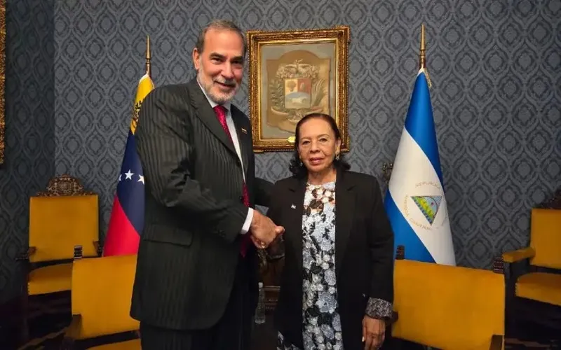 Compañera Daysi Torres presenta Copias de Estilo ante autoridades de la República de Venezuela