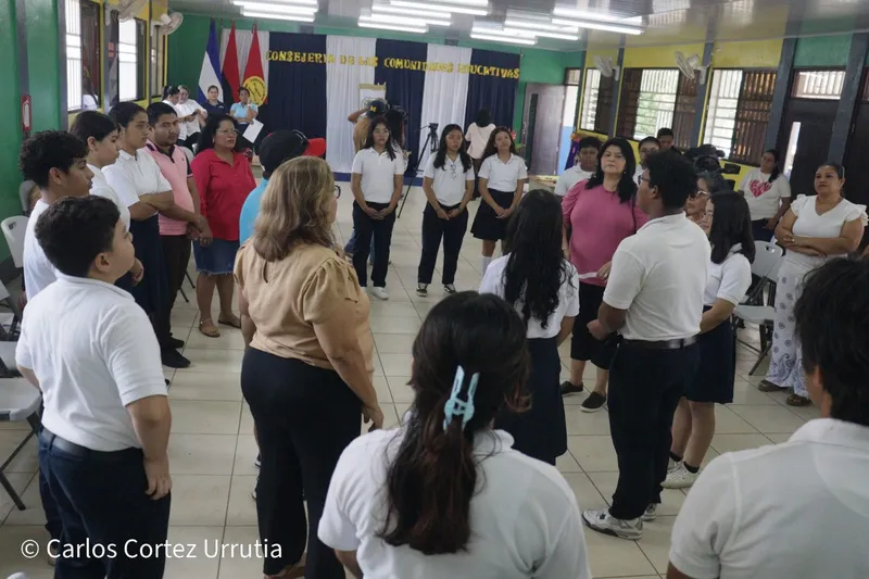 Padres de familia, estudiantes y profesores participan en capacitación sobre promoción de valores