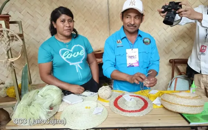 Artesanos comparten conocimientos sobre el tejido a mano y telar en la EXPOPYME 2026