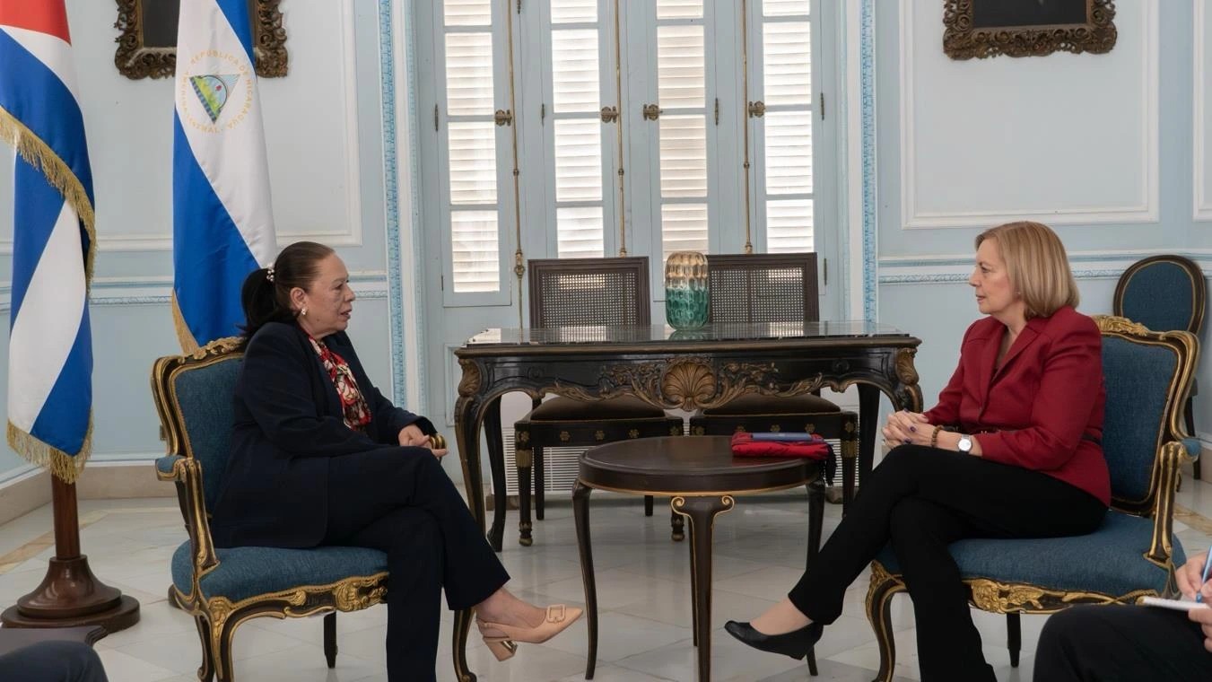 Compañera Daysi Torres entrega Copias de Estilo en Cuba