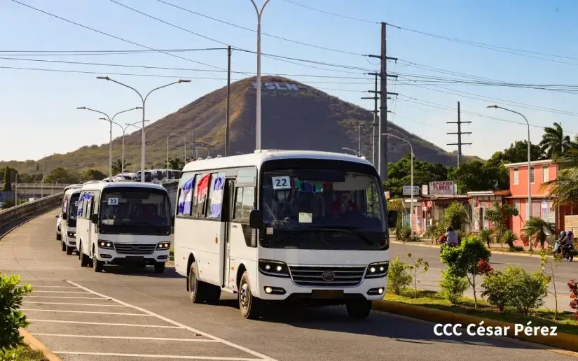 Entrega de buses saludando al General Sandino