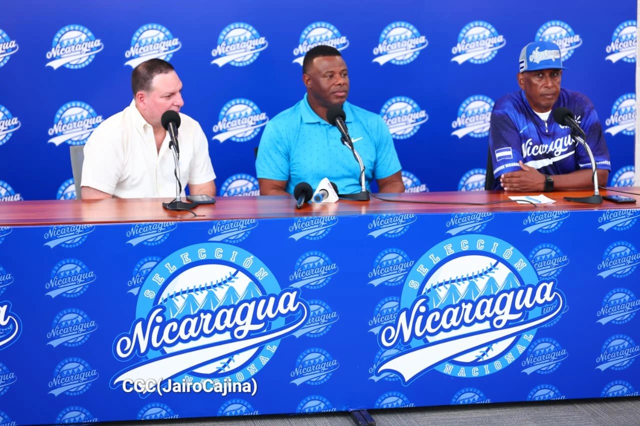 Ken Griffey Jr. imparte Clínicas de Béisbol a niños de las Academias de Managua