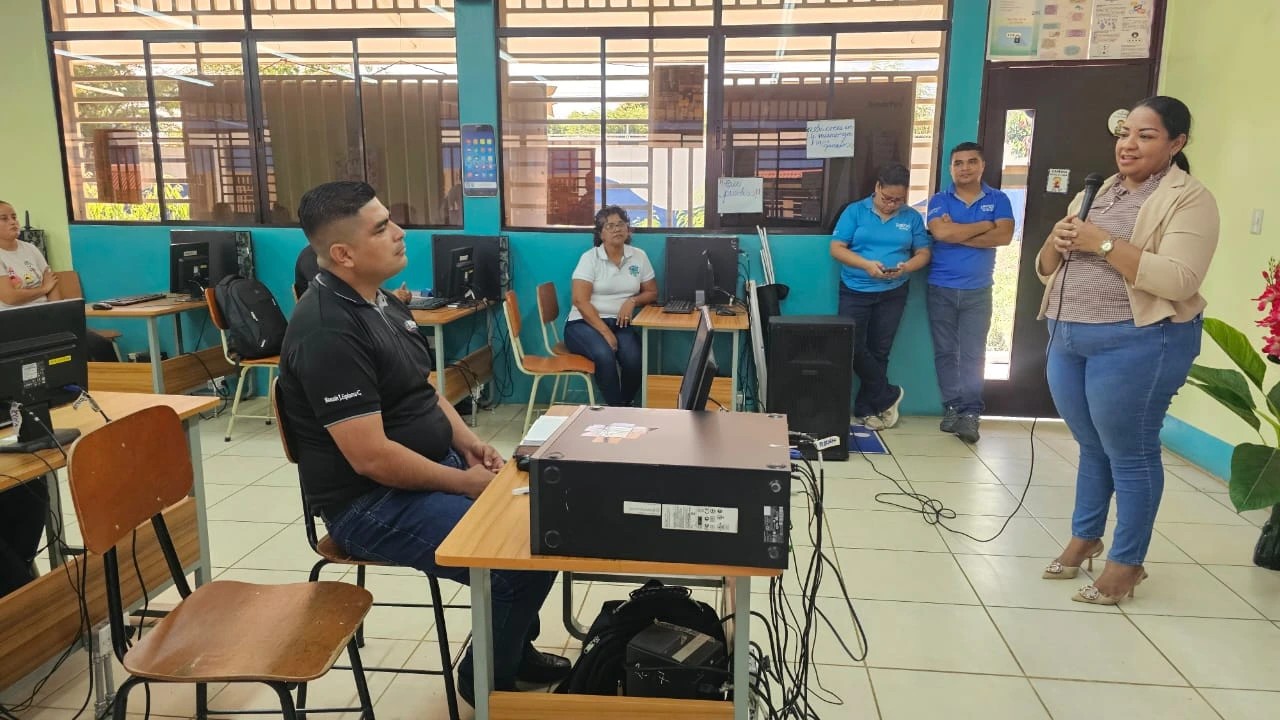 Maestros inician curso tecnológico "Comunicación en Medios Digitales"