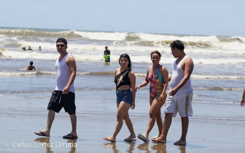 Familias disfrutan de un refrescante baño y la gastronomía en Pochomil