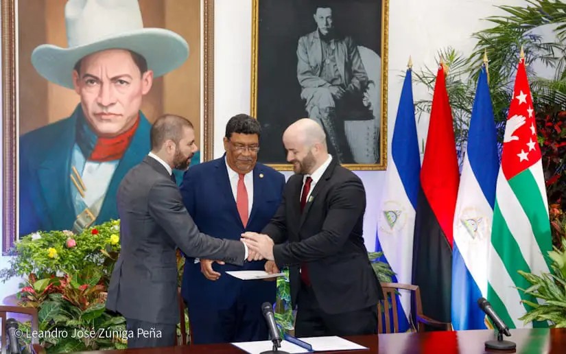 Nuevo embajador de República de Abjasia presenta Copias de Estilo