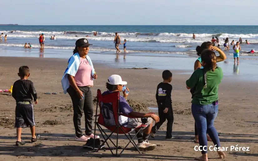 Familias inician vacaciones de la Temporada Veraniega con refrescante chapuzón en Playa Paso Caballos