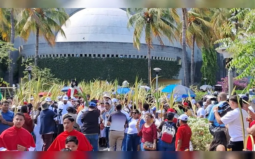 Fieles católicos dan inicio a Semana Santa con Procesión de Domingo de Ramos