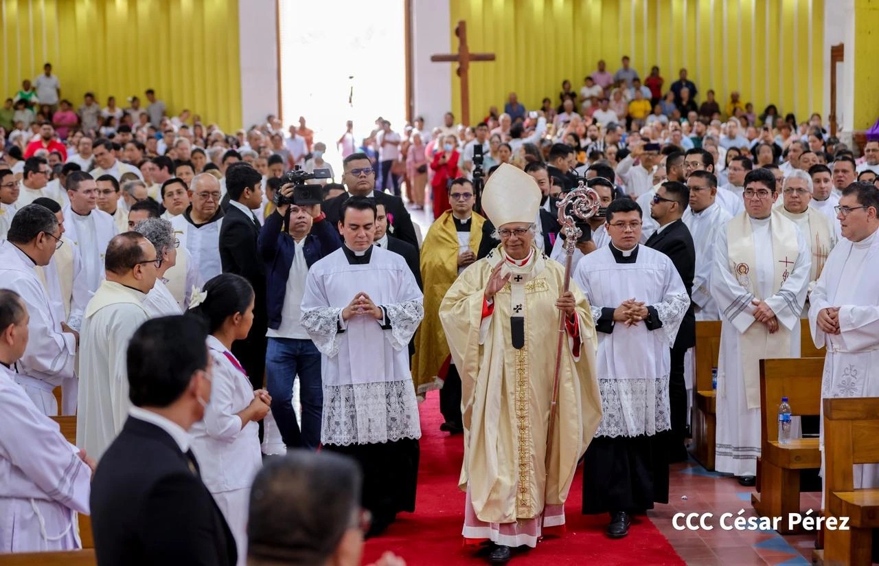 Cardenal Leopoldo Brenes celebra Misa Crismal en Catedral de Managua