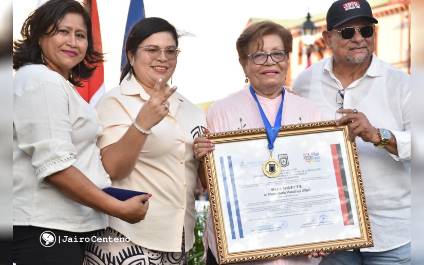 Declaran Hija Dilecta de León a la pintora primitivista Olga Maradiaga