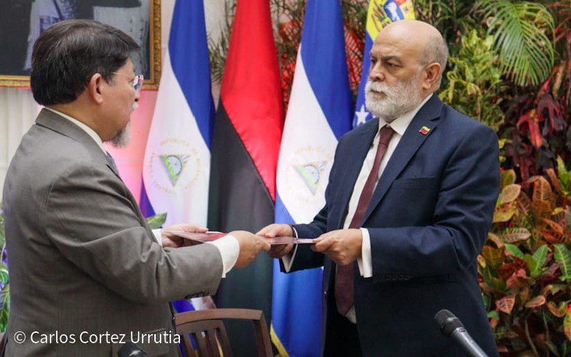 Nuevo embajador de Venezuela presenta Copias de Estilo en Nicaragua