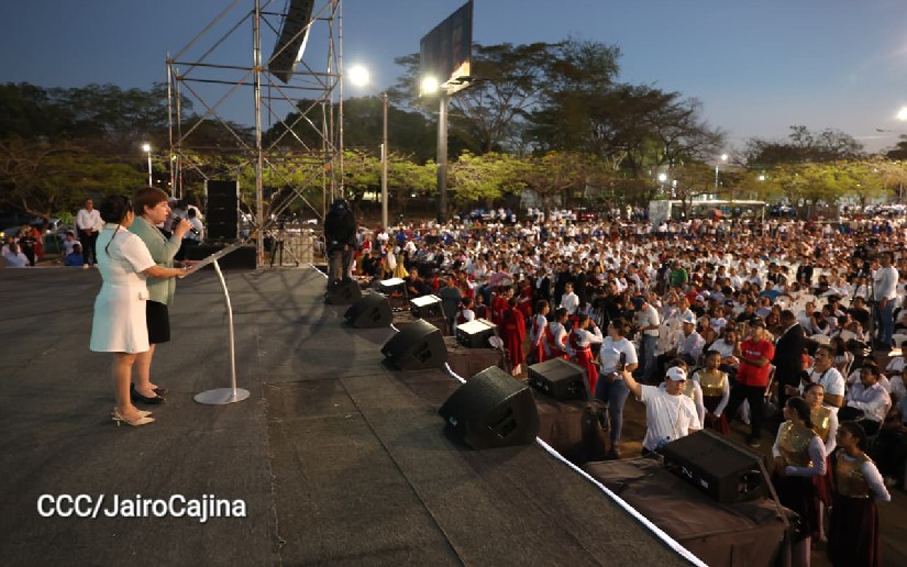 ¡Nicaragua un país bendecido por Dios! Familias celebran la Paz en Plaza La Biblia