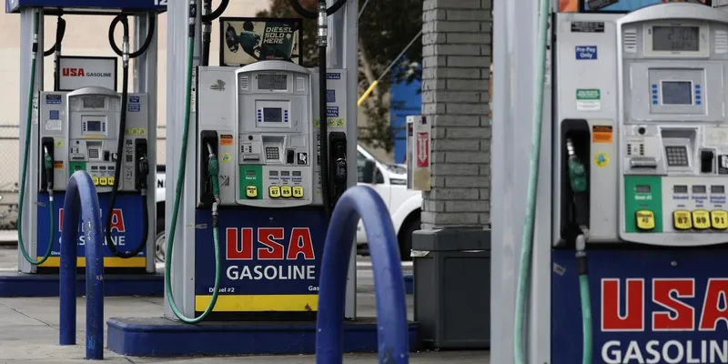 "Ni siquiera me alcanza para un tanque lleno": automovilistas en EU resienten el alza de la gasolina
