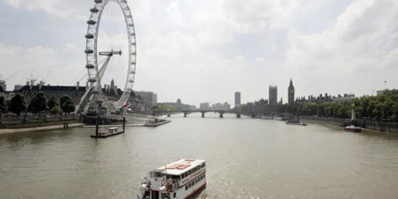 La economía británica registra un crecimiento inesperado del 0.3% en marzo