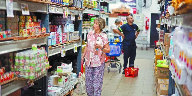 Inflación en Argentina baja por primera vez en 11 meses; Milei celebra dato pese a shock externo