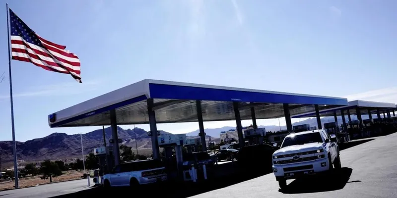 El aumento de precios del combustible impulsa gasto de consumidores en EU
