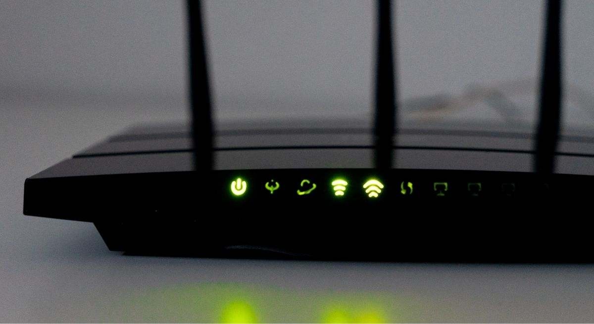 Qué significan las luces que aparecen en tu router WiFi: saber identificarlas puede hacer que tu Internet sea más rápido