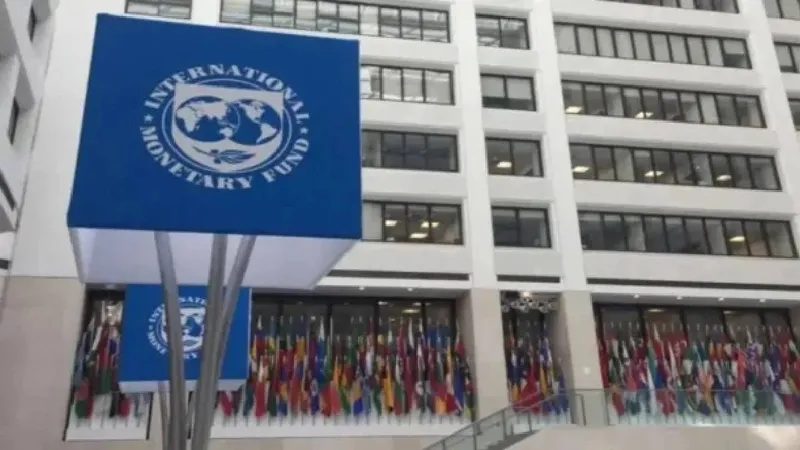 FMI alerta que la economía global se acerca a un escenario adverso