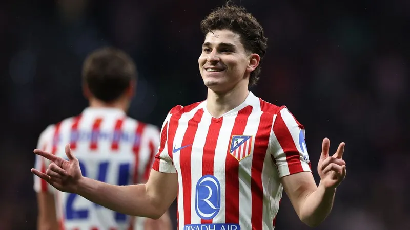 Paris Saint-Germain presentaría oferta millonaria por Julián Alvarez