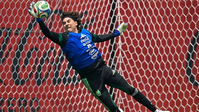 Guillermo Ochoa, a tope; va que 'vuela' a su sexta Copa del Mundo