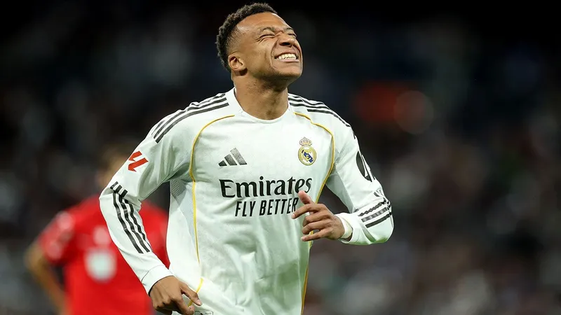 En un mar de silbidos para Kylian Mbappé, Real Madrid gana al Real Oviedo