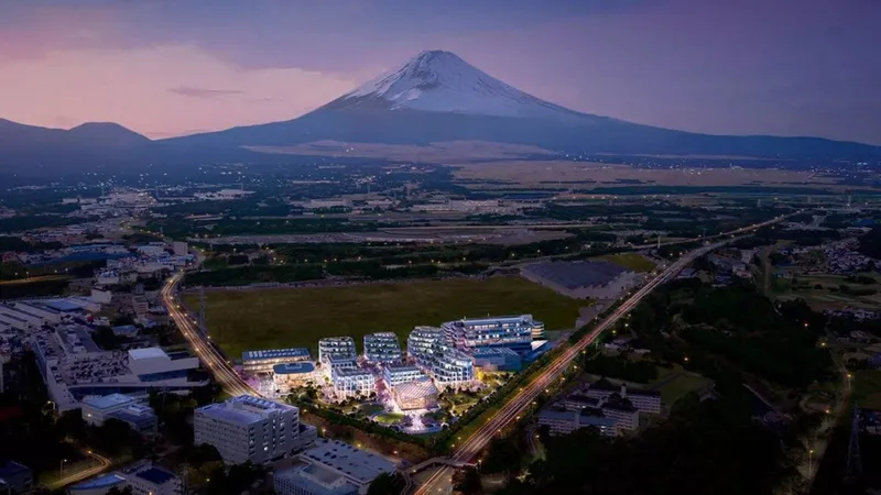 Toyota ya tiene funcionando su ciudad futurista al pie del Monte Fuji. Woven City está llena de inteligencia artificial, sensores y cámaras capaces de seguir a las personas en tiempo real mientras la compañía prueba cómo podrían ser las ciudades del futuro