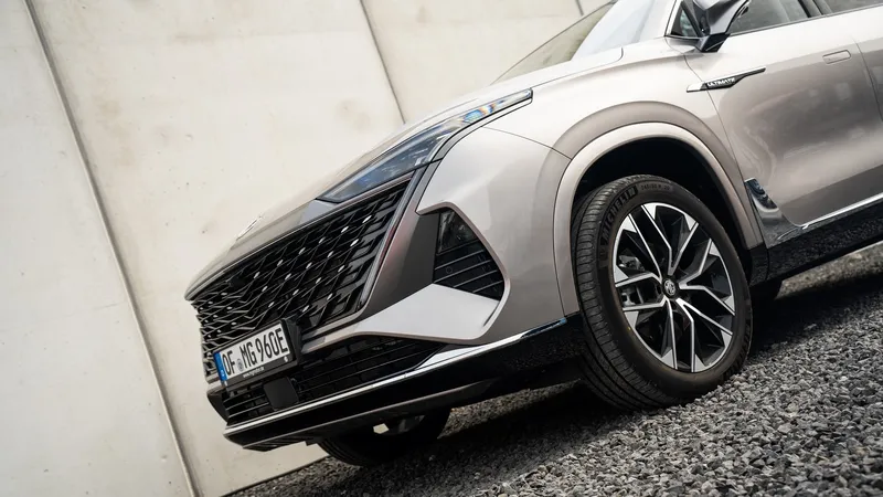 El nuevo SUV de MG tiene más de 1.000 km de autonomía y 300 CV, es más grande que un EBRO s900, pero es 7.500 € más barato