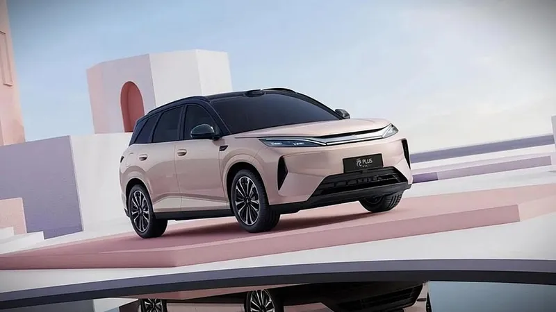 En China se llama Yuan Plus, tiene 630 km de autonomía y cuesta 15.000 €, pero pronto lo conoceremos en Europa como BYD Atto 5