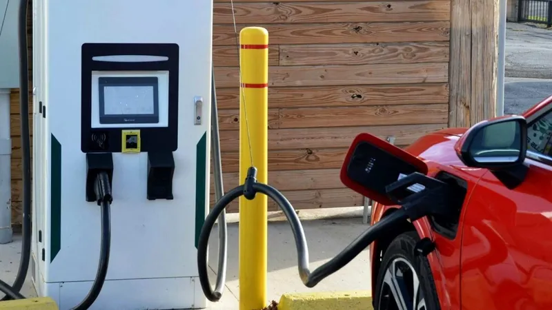 Una de cal y otra de arena en la infraestructura de recarga de coches eléctricos española: casi 55.000 puntos y un elefante en la habitación