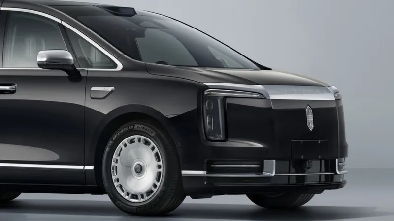 El 'Rolls-Royce de Temu': se llama Maextro V800, es obra de Huawei, mide 5,49 metros y pesa 3.190 kg de puro lujo chino
