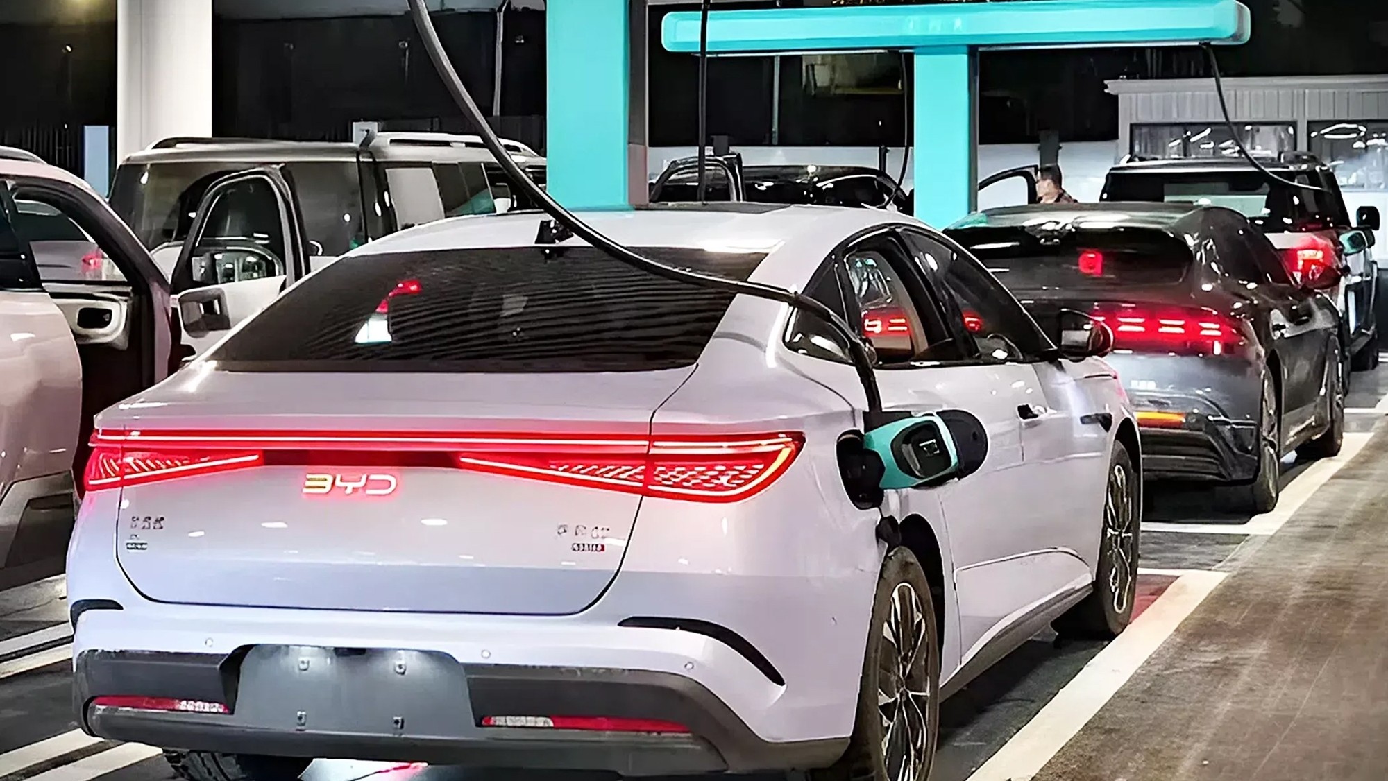 El adiós definitivo a los coches de gasolina: BYD promete que usarás sus eléctricos olvidándote de su mayor ‘pero’