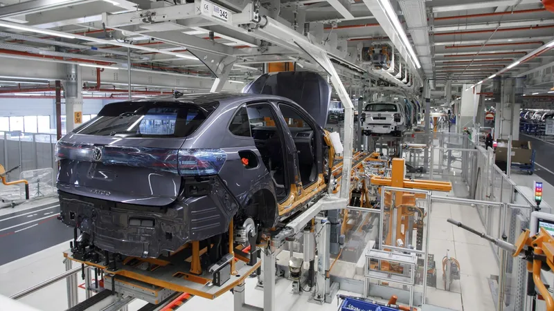 Curiosamente, Europa ha pasado de intentar cerrar la puerta a China a ponerle ‘en bandeja’ varias fábricas de coches