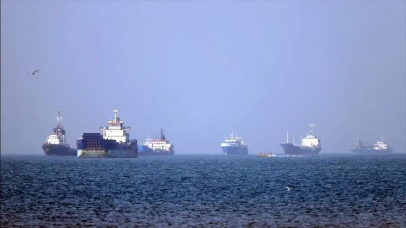 Irán autoriza paso de 30 barcos por estrecho de Ormuz