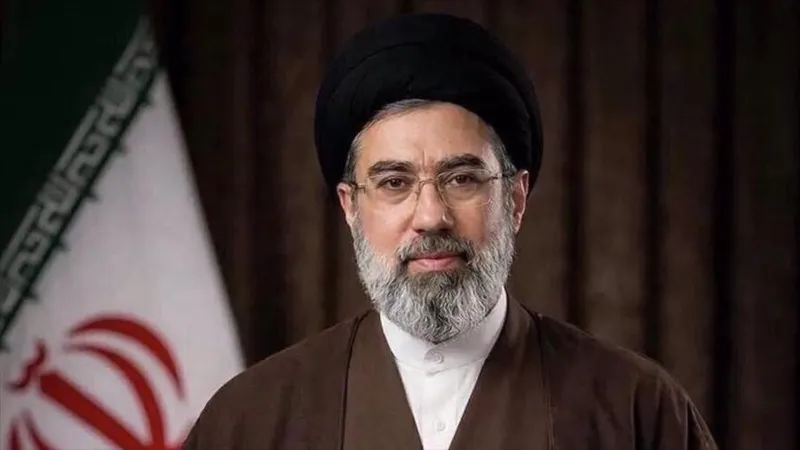 Líder: Heroísmo iraní en guerra demostró que historias de Ferdowsi siguen vivas