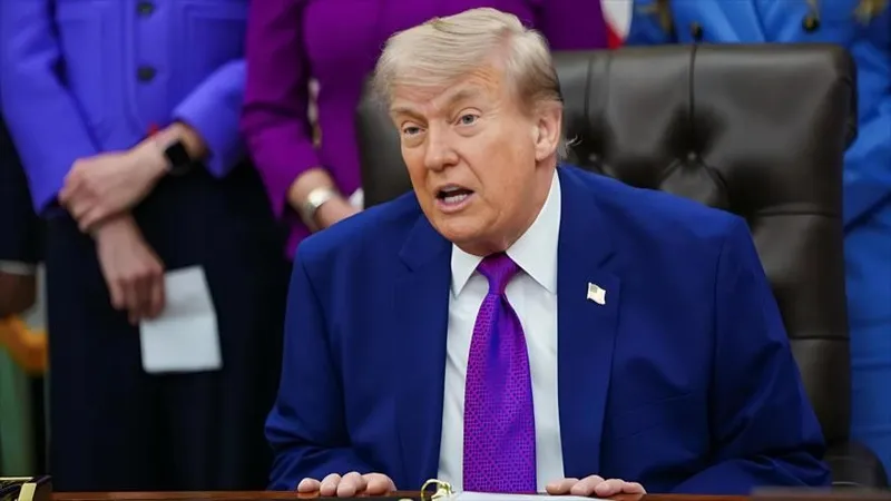 Trump confiesa envío de armas para fomentar disturbios terroristas en Irán