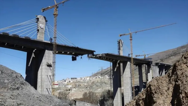Puente de Karaj, bombardeado, se transforma en símbolo de resistencia en Irán