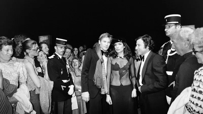 Bella Hadid, Bianca Jagger y otras estrellas que han desafiado el código de vestimenta en el Festival de Cannes