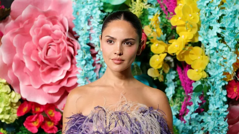 Eiza González deslumbra con el vestido de plumas que domina la moda este 2026
